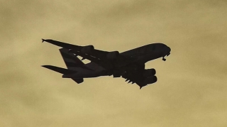 Sərnişin təyyarəsi gövdəsində dəliklə 14 saat uçuş edib 