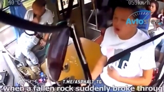 Avtobus sürücüsünün başına daş düşdü   - VİDEO