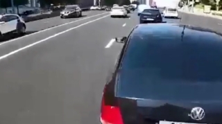 Avtomobilə çırpılan motosiklet sürücüsü üzr istədi  - VİDEO