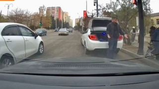 Qayda pozan sürücü əl-qol hərəkətləri ilə  özünü haqlı göstərməyə çalışdı  - VİDEO