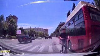Skuterlə əks yola çıxan məktəbli avtomobillərin üzərinə sürdü, son anda…   - VİDEO