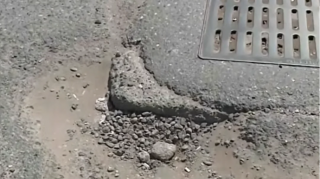 Binəqədi-Balaxanı yolunda sürücülərin kabusu: Çuxurlar maşınları sıradan çıxarır - VİDEO 