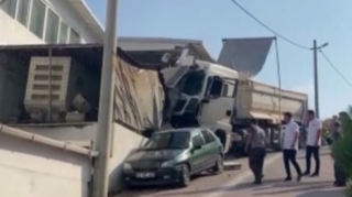 Yoxuşda park edilən yük maşını sürüşərək hərəkətə düşdü, qəza baş verdi - ANBAAN VİDEO 