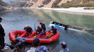 Sərnişin avtobusu çaya düşüb, 25 nəfər ölüb 