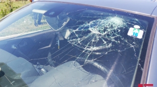 Samuxda minik maşını dirəyə çırpılıb, sürücü ölüb