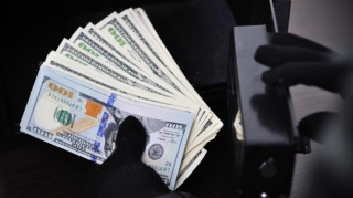 İşlədiyi evdən oğurladığı dollarların yerinə saxtasını qoydu 
