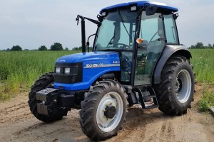 Qaxda traktor aşdı: sürücü xəsarət alıb