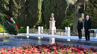İlham Əliyev və Mehriban Əliyeva Fəxri xiyabanda Ulu Öndər Heydər Əliyevin məzarını ziyarət ediblər 