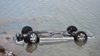 İcra hakimiyyətinin avtomobili su kanalına aşdı, xəsarət alan var 