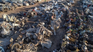 Zəlzələdə binaların altından çıxarılmış avtomobillər  - FOTO