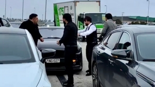 “TikTok”erin toyunda sürücülər yolu kəsib çəkiliş apardılar   - VİDEO