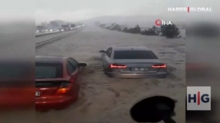 Türkiyə paytaxtını sel suları basdı:  Sürücülər böyük təhlükə qarşısında qaldı - VİDEO 