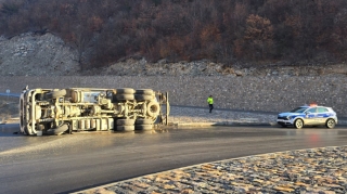 Sementlə dolu yük maşını aşdı, sürücü yaralandı - FOTO - VİDEO