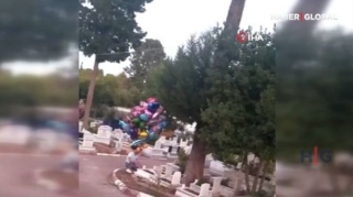 Uşaq qəbirlərinə şarlar bağlayıb insanları duyğulandırdı   - VİDEO