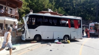 Turist avtobusu qəzaya uğradı - ÖLƏN  var