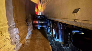 "TIR" tuneldə minik maşınını divara sıxıb əzdi - FOTO 