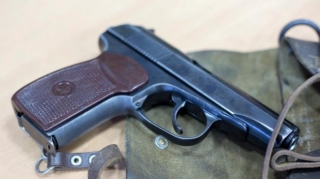 Polis əməkdaşı idarədən silah oğurlamaqda suçlanır