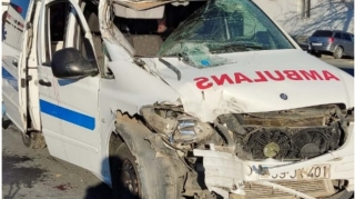 İçərisində koronavirus xəstəsi olan təcili yardım maşını qəzaya düşüb   - FOTO