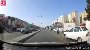 Bakıda yüksək sürətlə manevrlər edən sürücü qəza törətdi  - VİDEO