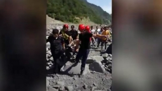 Quba sakini qayalıqdan sürüşərək çaya düşüb 
