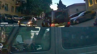 Başı telefona qarışan sürücü bahalı “Mercedes”ini səkidə park etdi   - VİDEO