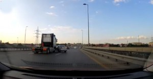 Bakıda sui-qəsdə oxşar qəza - Yük maşını "Mercedes"i qəsdən vurub kənara atdı - VİDEO