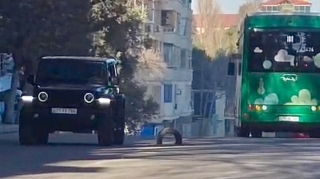 Binəqədidə yolun ortasında təhlükəli lyuk: Qapağını təkər “əvəz edir”   - VİDEO