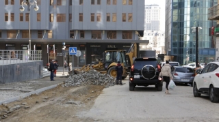 Uşaq xəstəxanasına gedən 450 metrlik yol neçə ay bağlı qalacaq? - VİDEO 