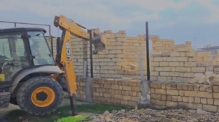 Saray qəsəbəsində qanunsuz tikili sökülüb - FOTO 