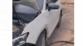 Yolda qazılmış çuxura düşən avtomobilin son halı  - VİDEO