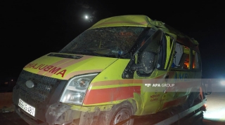 Hacıqabulda təcili tibbi yardım maşını qəzaya uğradı, tibb baçıları xəsarət aldı   - FOTO