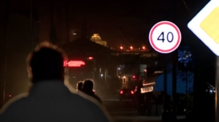В Баку дорога без освещения представляет опасность для прохожих - ВИДЕО 
