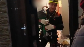 4 yaşlı uşaq evdə köməksiz qaldı - Belə çıxarıldı - VİDEO