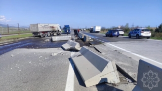 На трассе Баку - Губа столкнулись грузовой и легковой автомобили - ФОТО   - ОБНОВЛЕННЫЙ