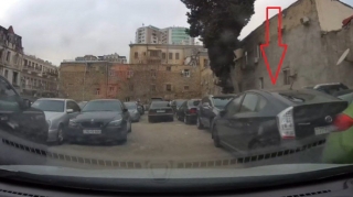 Parklanma yerində dayanan "Prius" qəzaya səbəb oldu  - VİDEO
