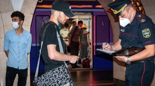 Metroda maskadan istifadə etməyən 705 nəfər cərimələnib