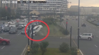 В Баку произошло жуткое ДТП:  Автомобиль врезался в светофор и перевернулся - ВИДЕО 