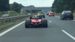 Çexiyada naməlum şəxs şosedə “Formula 1” bolidi ilə şütüyüb - VİDEO 