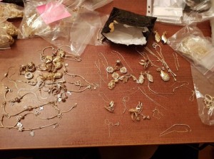 Qanunsuz gətirilən qızıl zinət əşyaları müsadirə olundu - FOTO