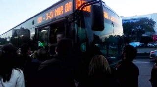 Paytaxtda avtobusda acınacaqlı vəziyyət  - Sərnişinlər bura necə minsin? - VİDEO 