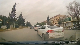 Dönmə işığını yandırıb kefi istəyəndə zolaq dəyişən sürücü - 77-SG-742    - VİDEO