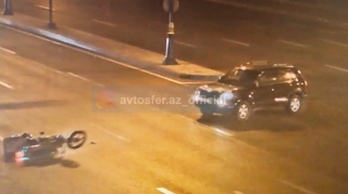 В Баку мотоциклист попал в серьезную аварию  - ВИДЕО