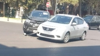 Bakıda "Kia" və "Nissan" toqquşdu  - FOTO