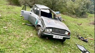 Lerikdə döngəyə sürətlə girən sürücü “VAZ”ı dərəyə aşırdı   - VİDEO