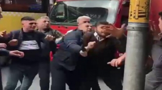 Bir-birinə yol verməyən sürücülər əlbəyaxa dava etdi - VİDEO 