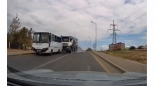 "Protiv" çıxmaq istəyən betonqarışdıran maşın avtobusu vurdu  - VİDEO