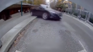 Maşını park etmək istədi:  dəhşətli qəza törədib piyadanı vurdu  - VİDEO