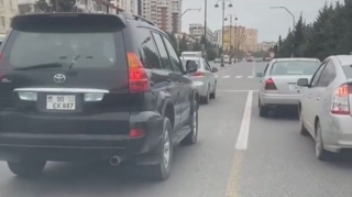 Bu da təcili yardıma yol verməyən sürücü - 90-EK-887  - VİDEO