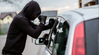 В Баку из автомобиля похитили деньги и магнитолу 