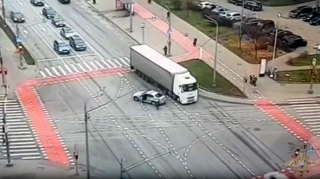 Yol polisi zabiti dəhşətli qəzanın qarşısını belə aldı – Sürücü huşunu itiribiş - VİDEO 